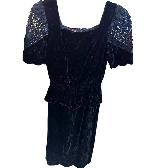 Union Made ILGWU vintage Black Peplum Square Neck Velvet Cocktail Dress Size 7 - Picture 3 of 10